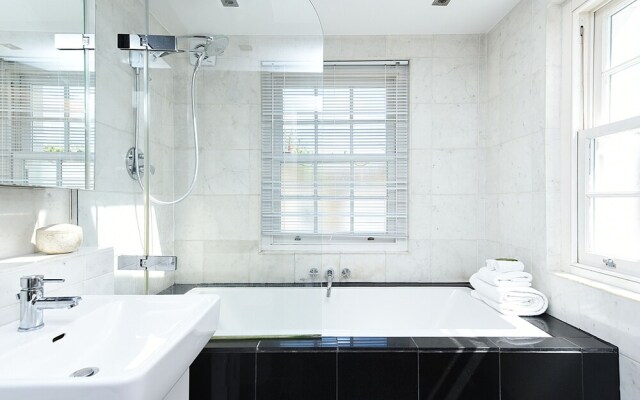 Stylish 2BR Home in Notting Hill