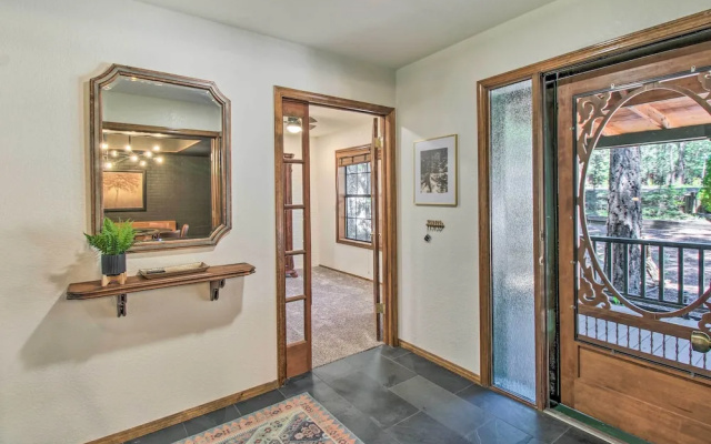 Screened Porch, Fenced Yard: Lakeside Retreat!