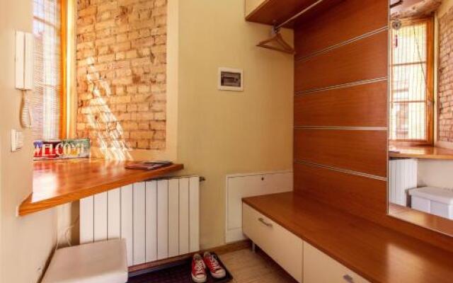 Cozy & Comfy Old Town Apartment With Balcony