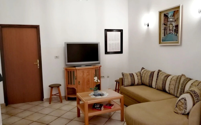 Rooms and Apartment Lea
