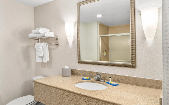 Holiday Inn Express & Suites Wilmington-Newark by IHG