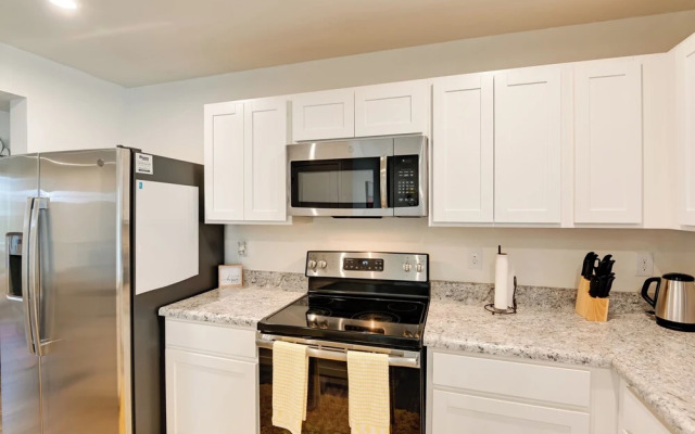 Pet-friendly Nashville Townhome: 10 Mi to Dtwn