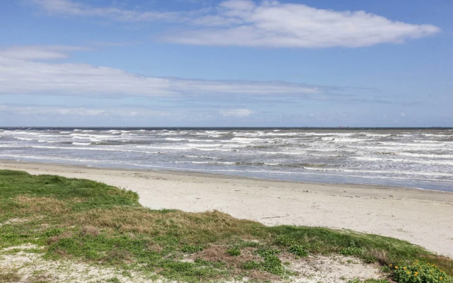Bright Texas Retreat Near Pleasure Pier & Beach!