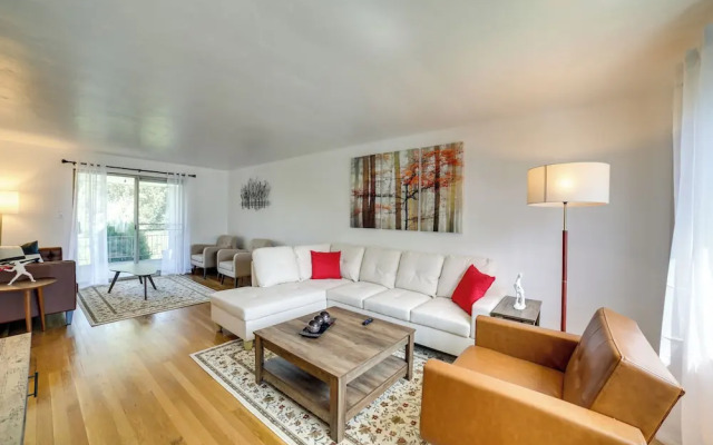 3 Mi to Downtown: Pittsburgh Home w/ Balcony!