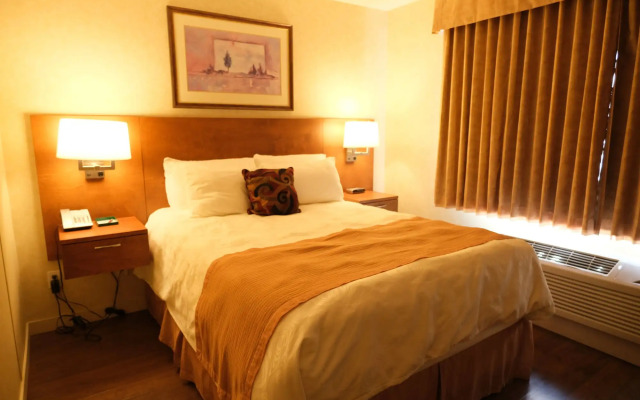 Rosslyn Inn and Suites