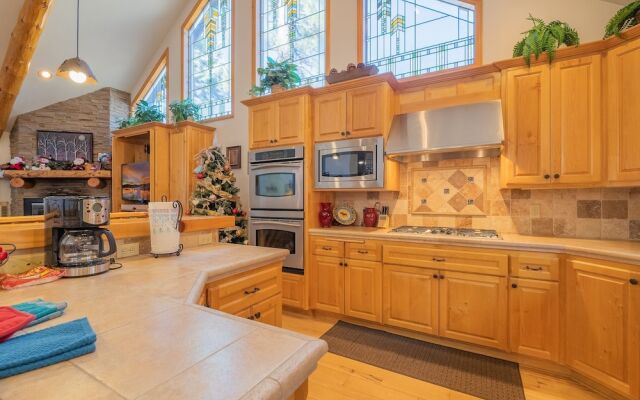 Bearfoot Bungalow - Premium And Spacious Home Close To The National Forest And The Village. 4 Bedroom Home