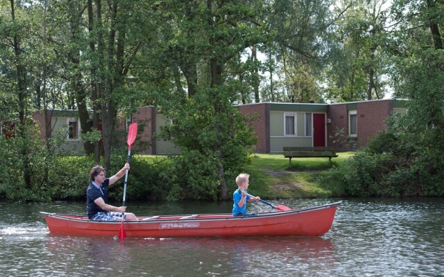 Cosy Bungalow with Microwave, in the Middle of de Maasduinen