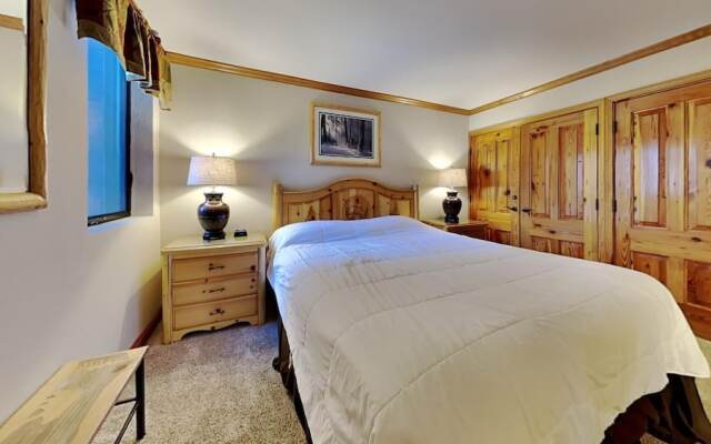 Slopeside Four Bedroom Homes at 1849 Condos - Free Wifi & Parking!