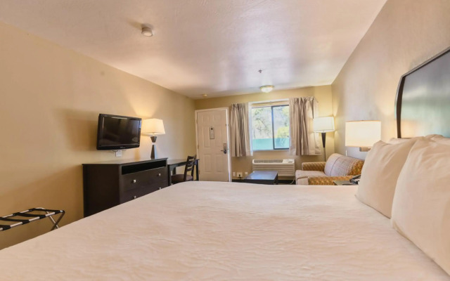 The Oakhurst Inn at Yosemite