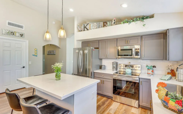 Centrally Located Gilbert Home: Patio & Grill!