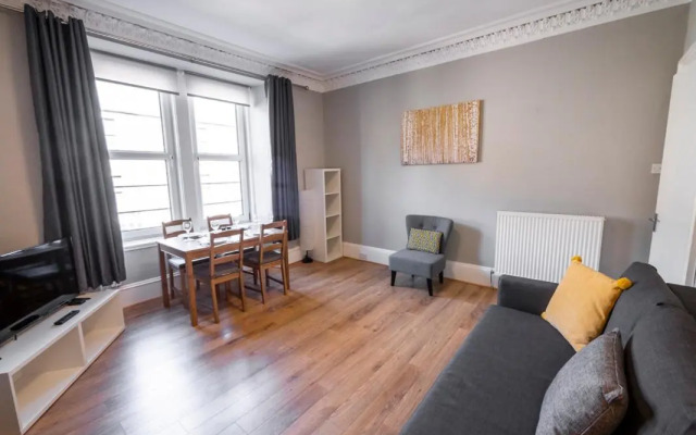 New Superhost Listing: Bright flat nr. University