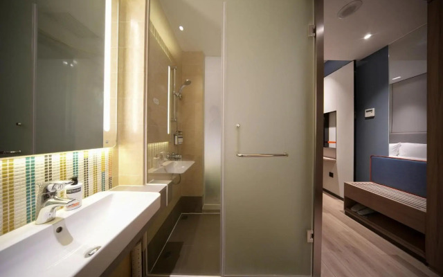 Holiday Inn Express Shanghai Pujiang by IHG