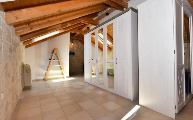 Authentic Stone House Stela & Lea