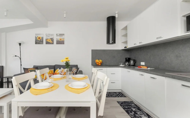 Sunny Apartment With Parking by Renters