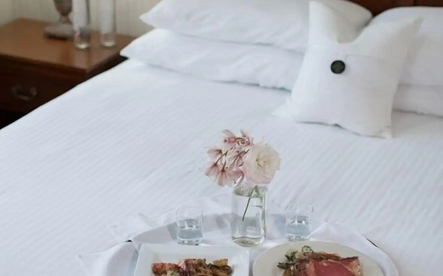 Rogue Regency Inn and Suites