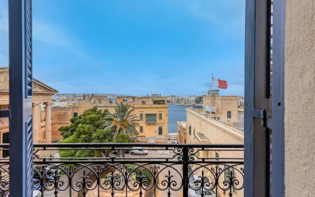 Square and Sea Views - 1 BR With Ensuite