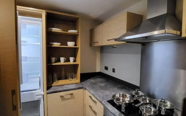 Lovely 4 Bedroom Home With Private Parking