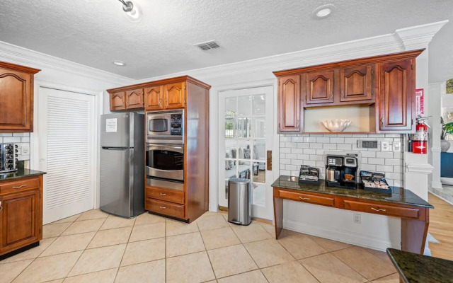 Exquisite Bayview Villa With Pool and Games!