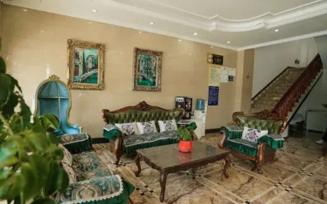 CLOUDS Hotel (Luoping Margaret)