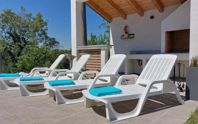 Villa Amoena with pool and sauna near Novigrad