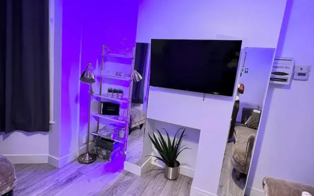Gillingham - 3 Beds - Sleeps 6 - Garden - Wifi