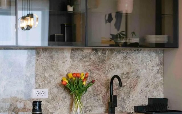 Sunny 2BR Flat-Top Location-Amazing Views