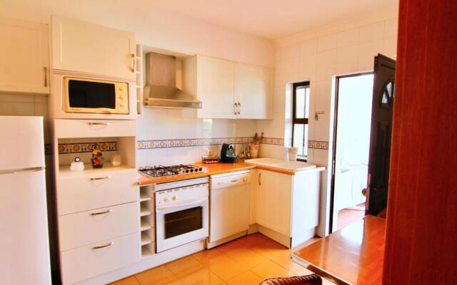 LovelyStay - Alto dos Caliços 2BR House with Garden