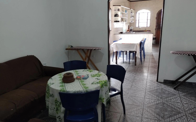 Casa grande em área central, bem iluminada e vent.