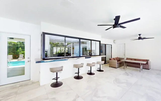 Villa Shapira 6BR Designer Home w Pool