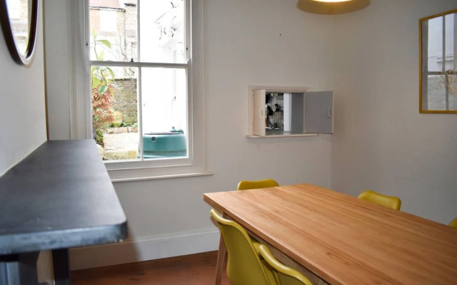Stylish and Spacious 4 Bedroom Queen's Park House