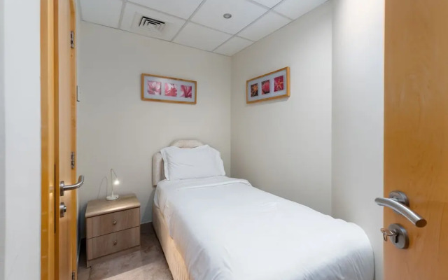 Palm Living 2BR Maid w Pool Beach Access