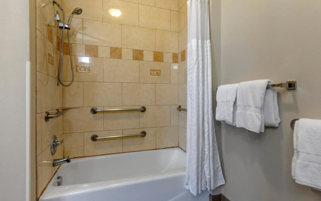 Comfort Inn & Suites Near Lake Lewisville