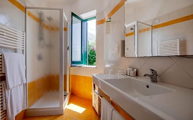 Paradiso Garden Resort Suite & Charme with warm Thermalpools and Beach