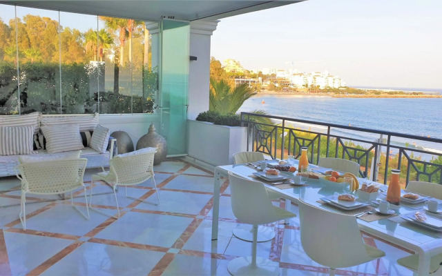 LUXURY APARTMENT FRONTAL BEACH in Doncella Beach