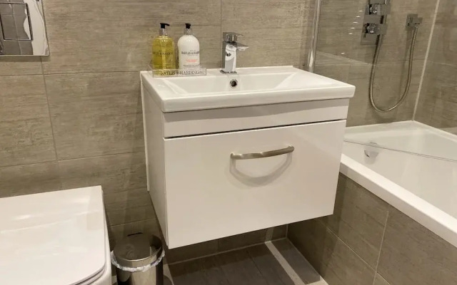 Newpointe Luxury Serviced Apartment at the Atrium