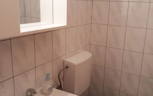 Apartment Zdravko - with parking : A1 Omis, Riviera Omis