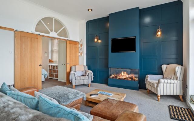 Royal Victoria Court 11 - Sea and Harbour Views