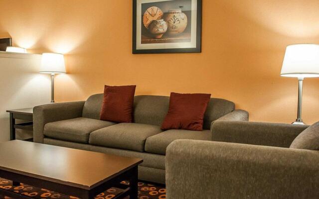 Econo Lodge Inn & Suites