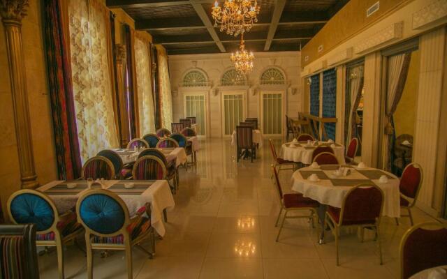 Queen's Suite Hotel