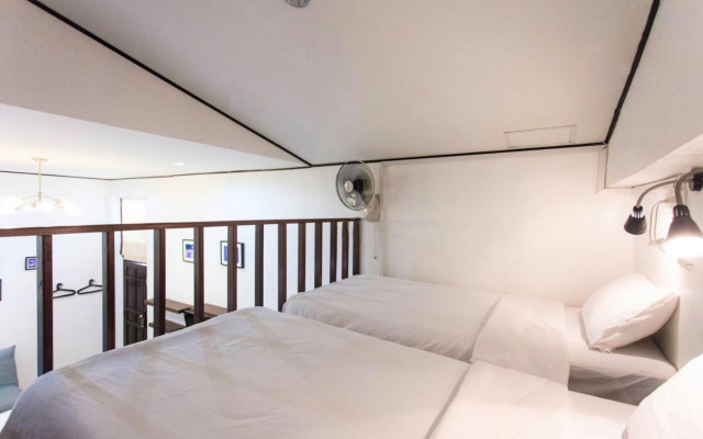 The Reef Hotel & Studios