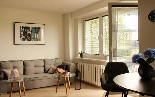Luxurious, Spacious, Modern Gem. Great Location !