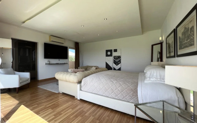 The Lake Villa Mountains & Sea view