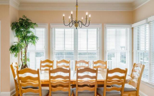 Emerald Breeze by Oak Island Accommodations