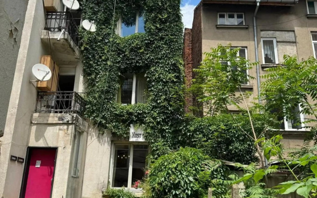 8 bedrooms house with city view enclosed garden and wifi at Sofia 6 km away from the slopes