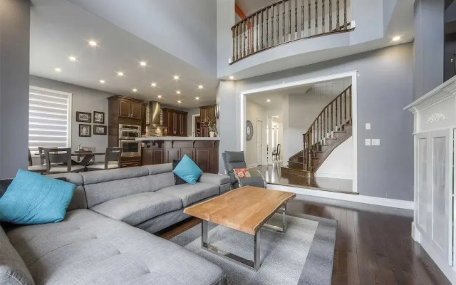 Luxury Retreat Modern Spacious 4 Bedroom Home