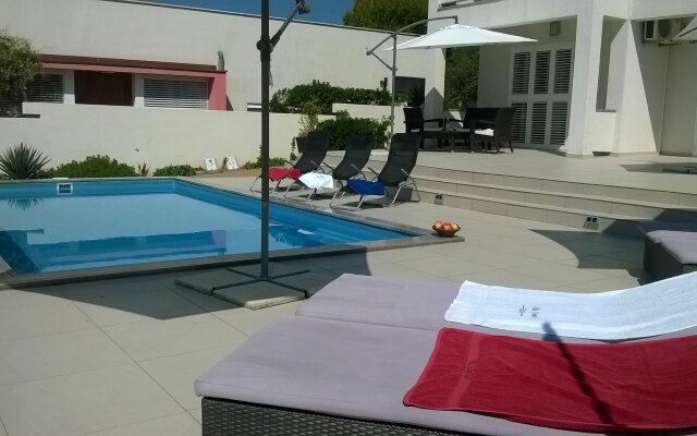Apartment Markle - swimming pool and sunbeds A5 Banjol, Island Rab