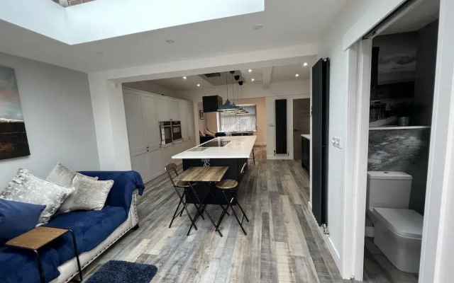 Whole House -sleeps4-parking-garden-bikinghiking