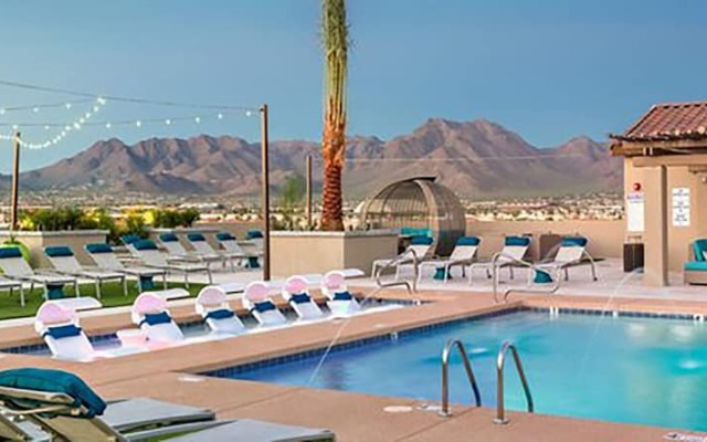 Rooftop Pool-Close 2 Shops-Dining-C4419