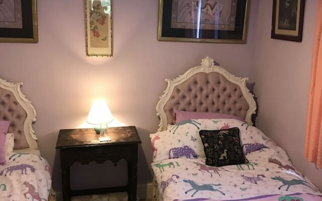 Lower Buckton Country House - Sleeps 12