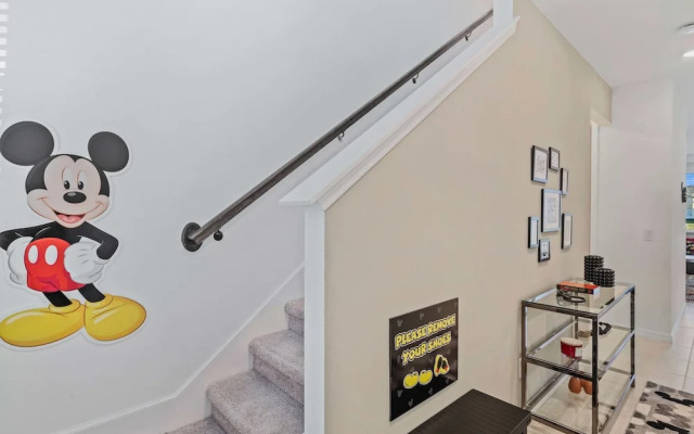 1043 Plantation Lane